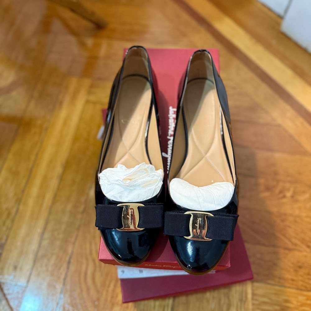 Ferragamo Varina Ballet Flats - size 9